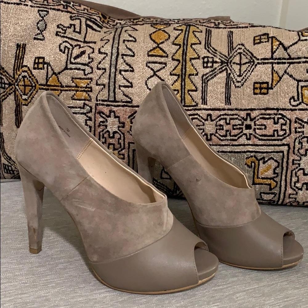 Size 7 Audrey Brooke suede nude heels